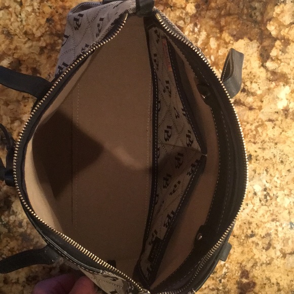 Dooney and Bourke purse in like-new condition! - Picture 2 of 2